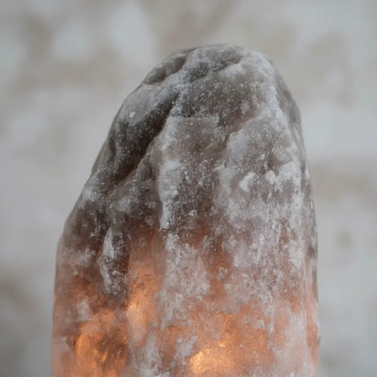 Lámpara de sal de Himalaya Gris con Base de Madera